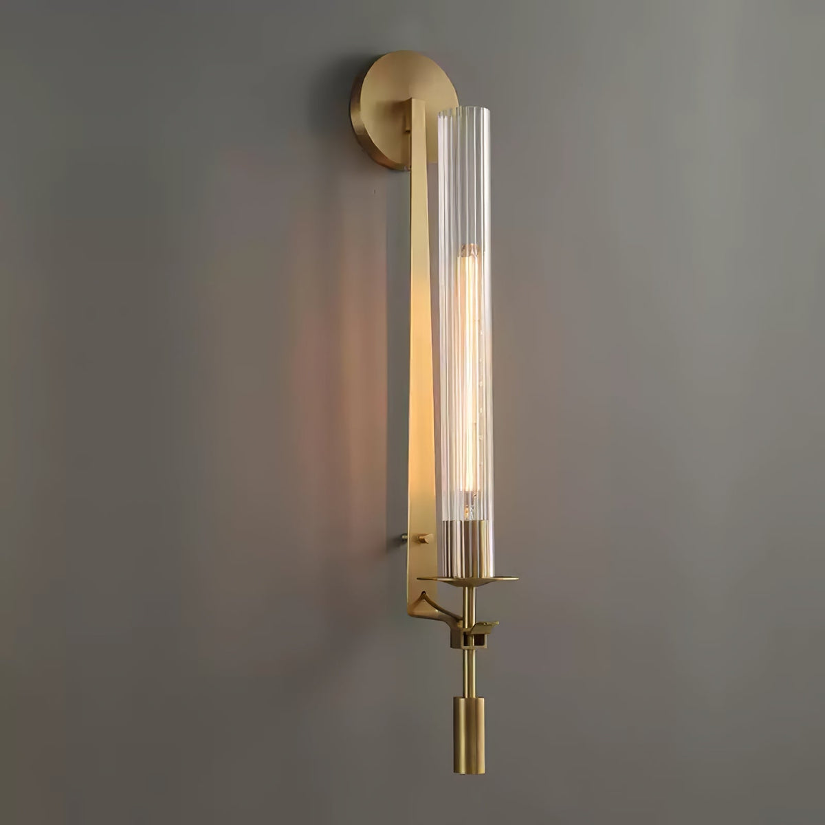 Veloora vägglampa i mässing med minimalistiskt räfflat glas