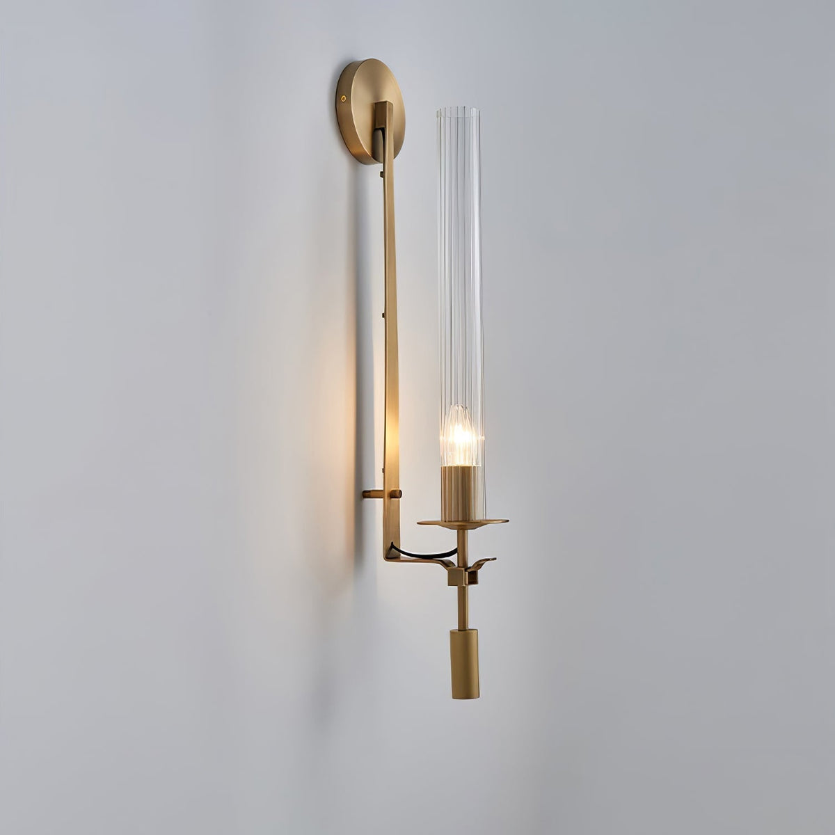 Veloora vägglampa i mässing med minimalistiskt räfflat glas