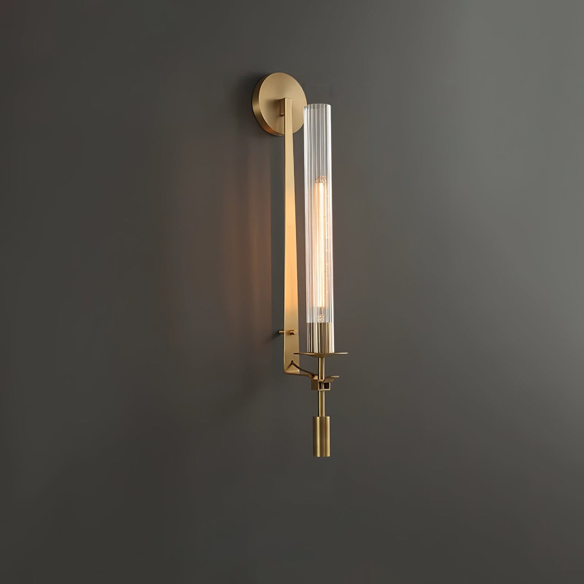 Veloora vägglampa i mässing med minimalistiskt räfflat glas