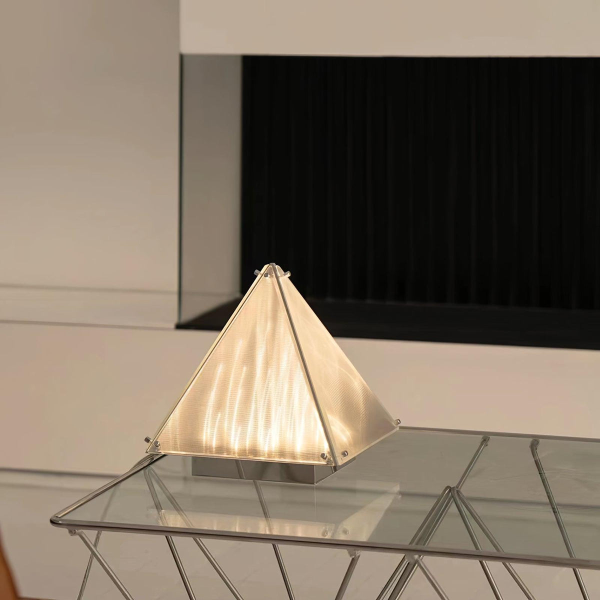 Mymiryre-pyramidinmuotoinen lasipöytävalaisin