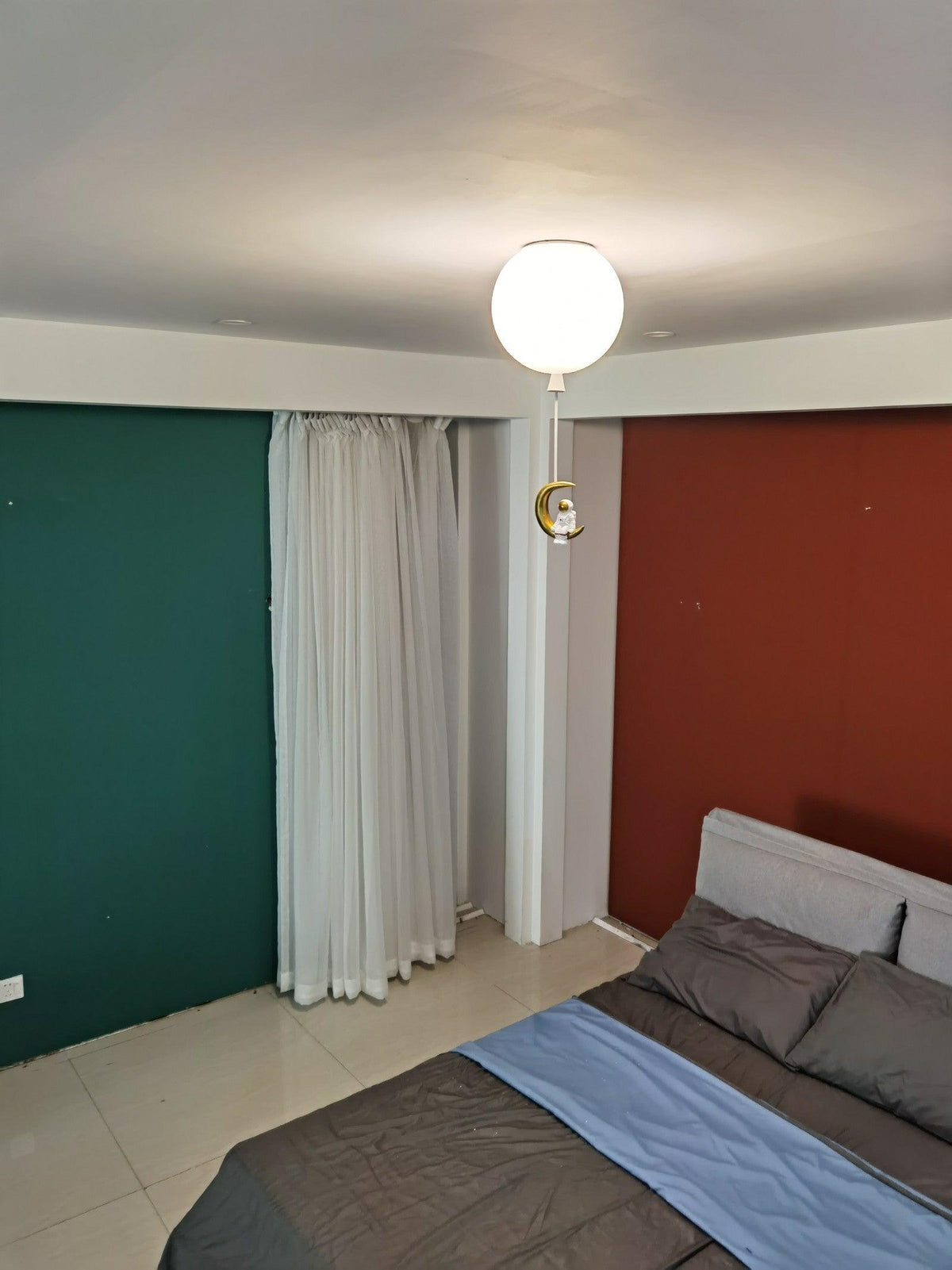 Nirerira loftslampe i akryl med ballon og astronaut, legende design til børneværelset