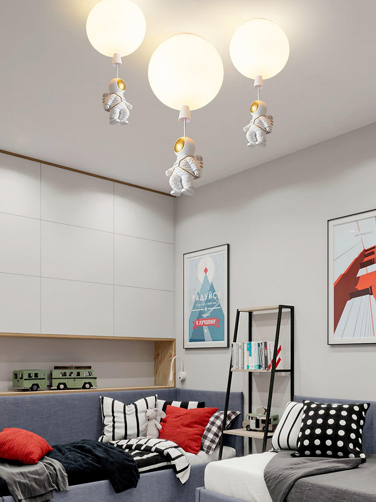 Nirerira loftslampe i akryl med ballon og astronaut, legende design til børneværelset