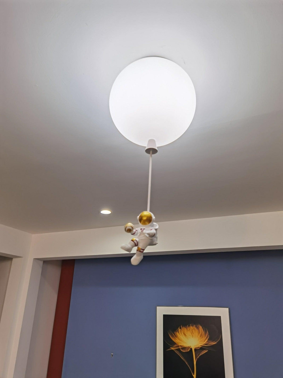 Nirerira loftslampe i akryl med ballon og astronaut, legende design til børneværelset