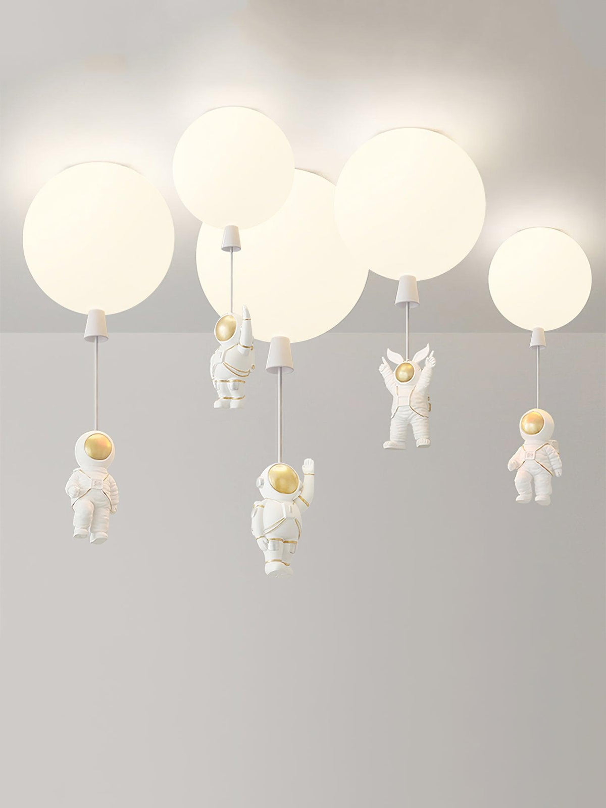 Nirerira loftslampe i akryl med ballon og astronaut, legende design til børneværelset