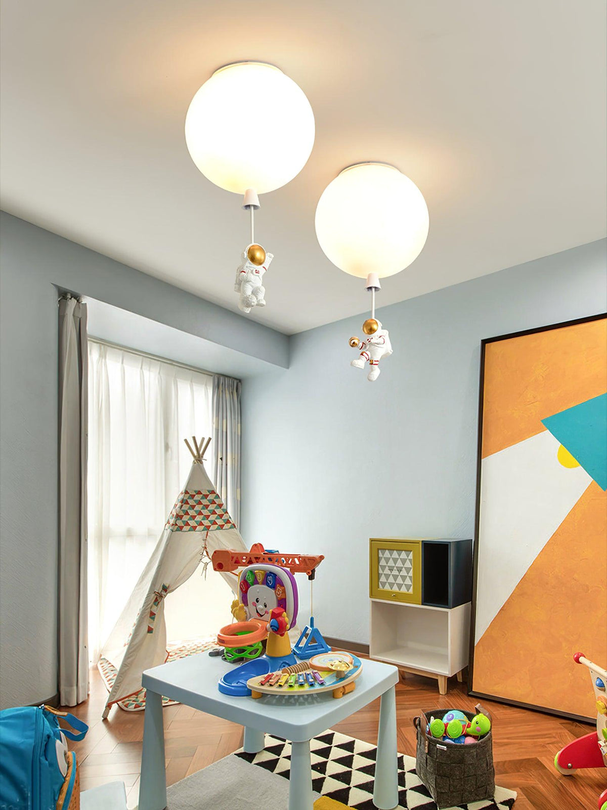 Nirerira loftslampe i akryl med ballon og astronaut, legende design til børneværelset