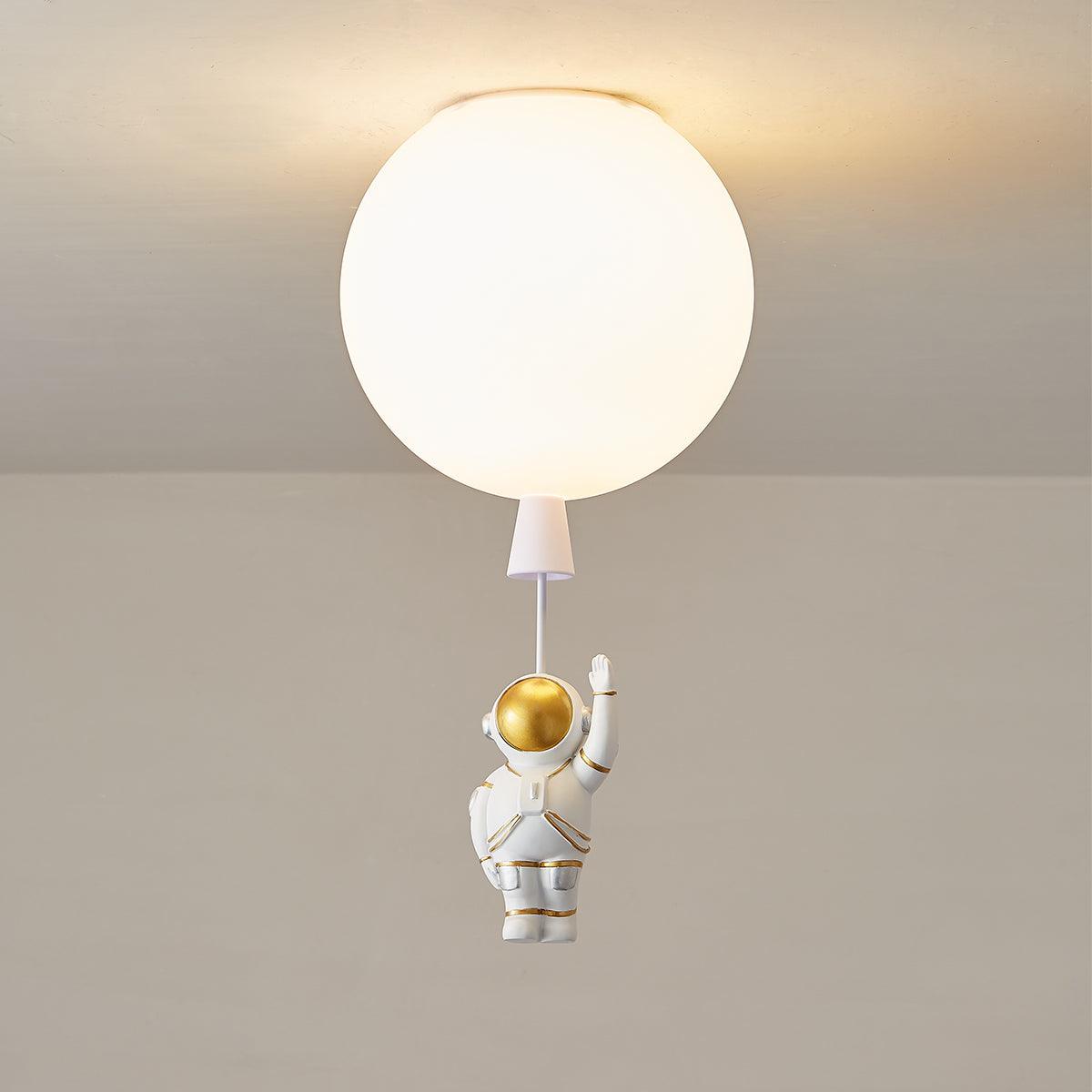 Nirerira loftslampe i akryl med ballon og astronaut, legende design til børneværelset
