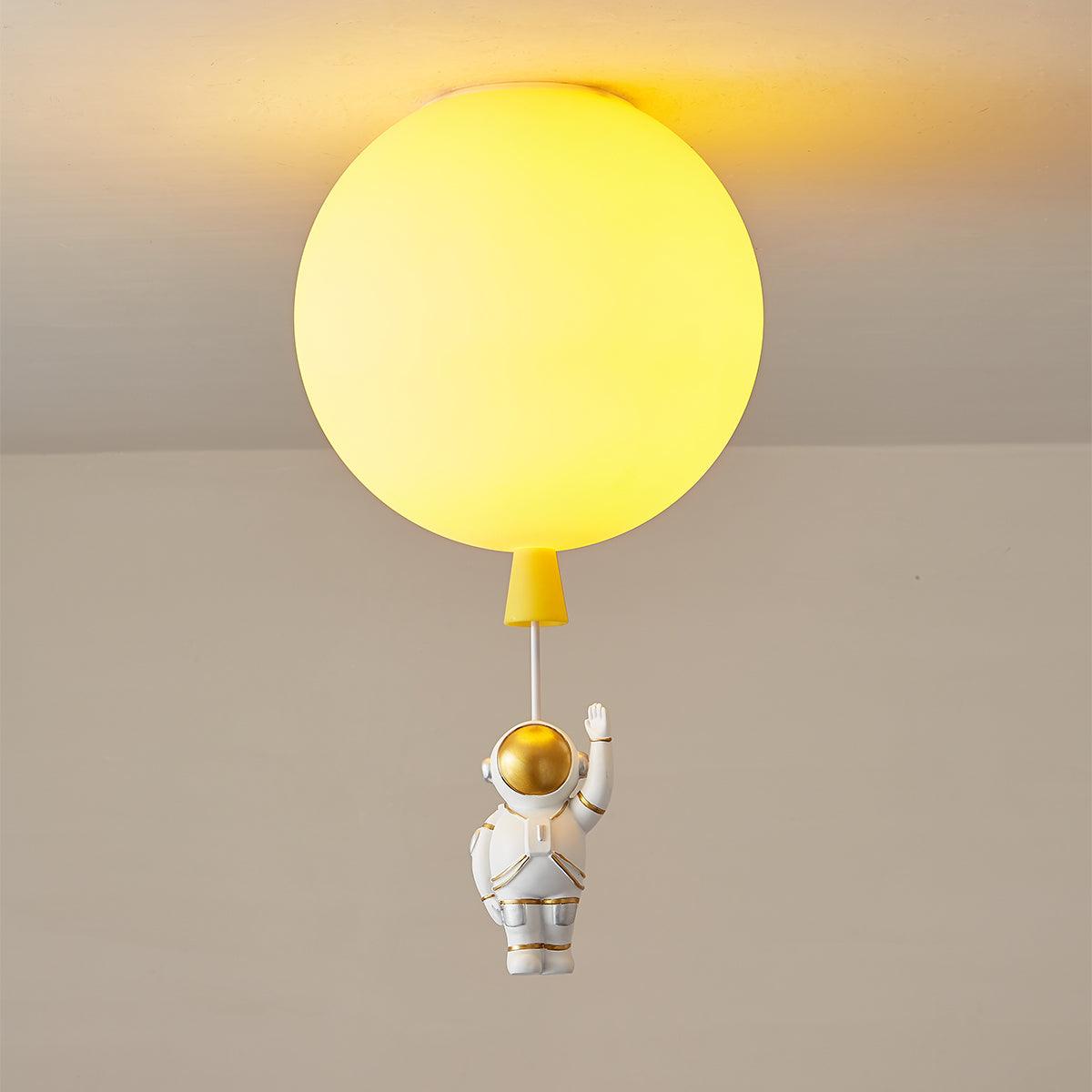 Nirerira loftslampe i akryl med ballon og astronaut, legende design til børneværelset