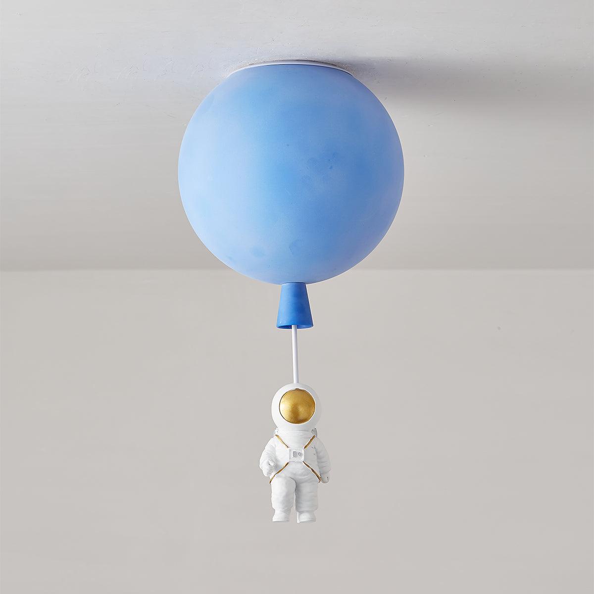 Nirerira loftslampe i akryl med ballon og astronaut, legende design til børneværelset