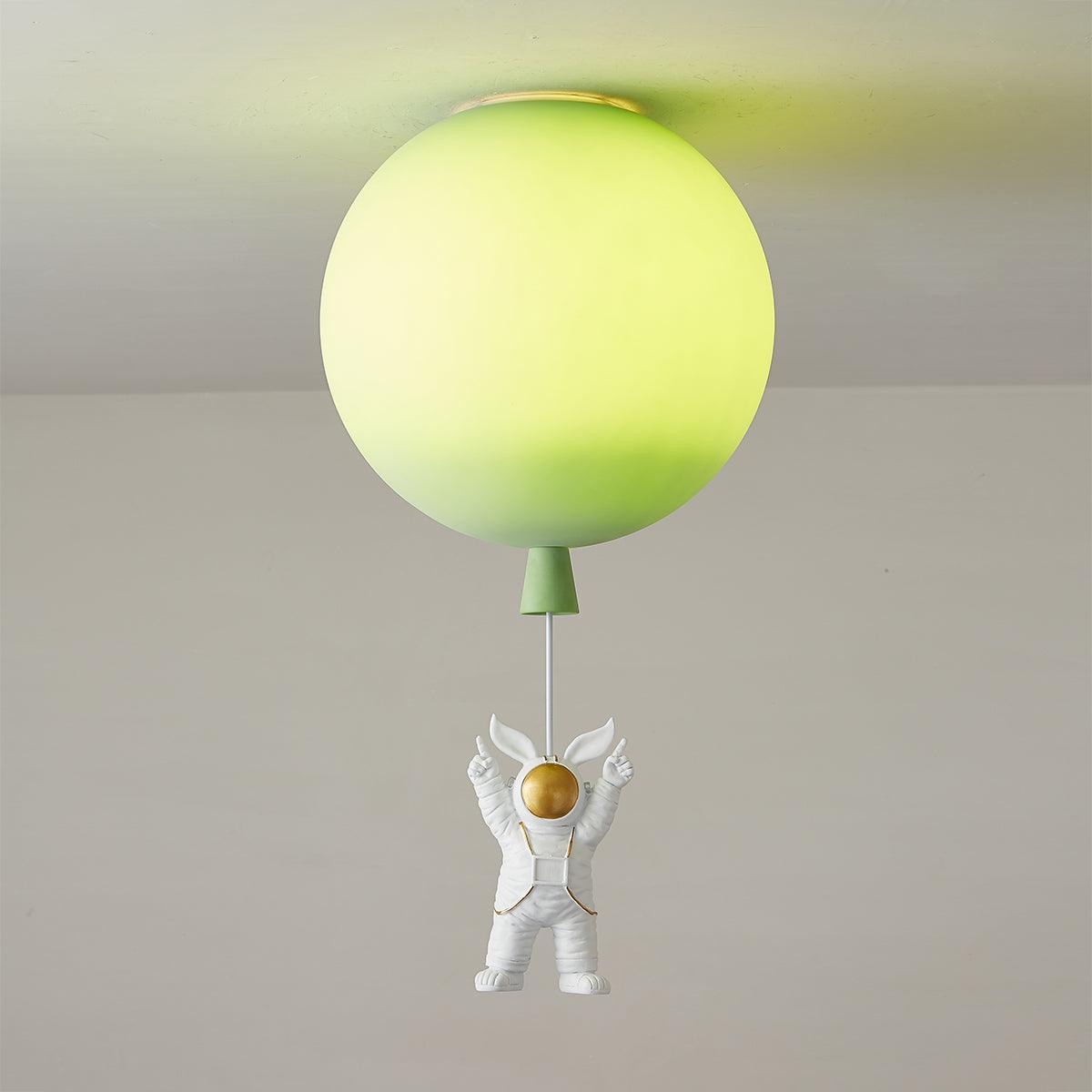 Nirerira loftslampe i akryl med ballon og astronaut, legende design til børneværelset