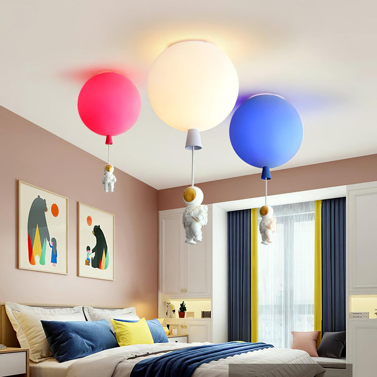 Nirerira loftslampe i akryl med ballon og astronaut, legende design til børneværelset