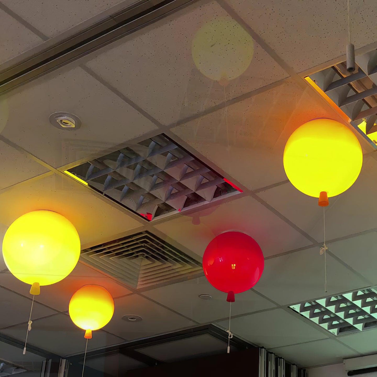 Nirerira loftslampe i akryl med ballon og astronaut, legende design til børneværelset