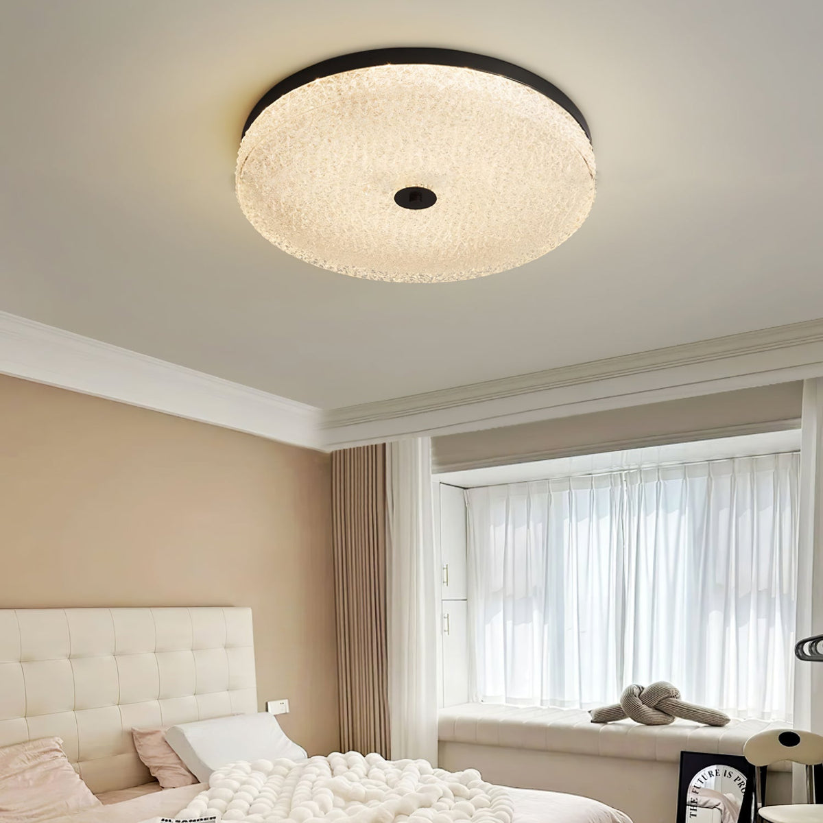 Celuelle loftslampe i matteret, tekstureret glas i minimalistisk, elegant stil