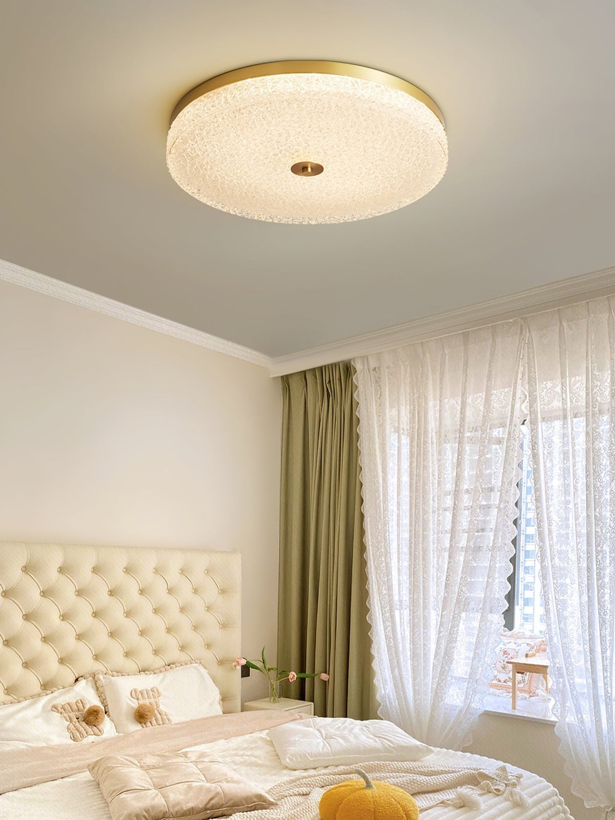 Celuelle loftslampe i matteret, tekstureret glas i minimalistisk, elegant stil