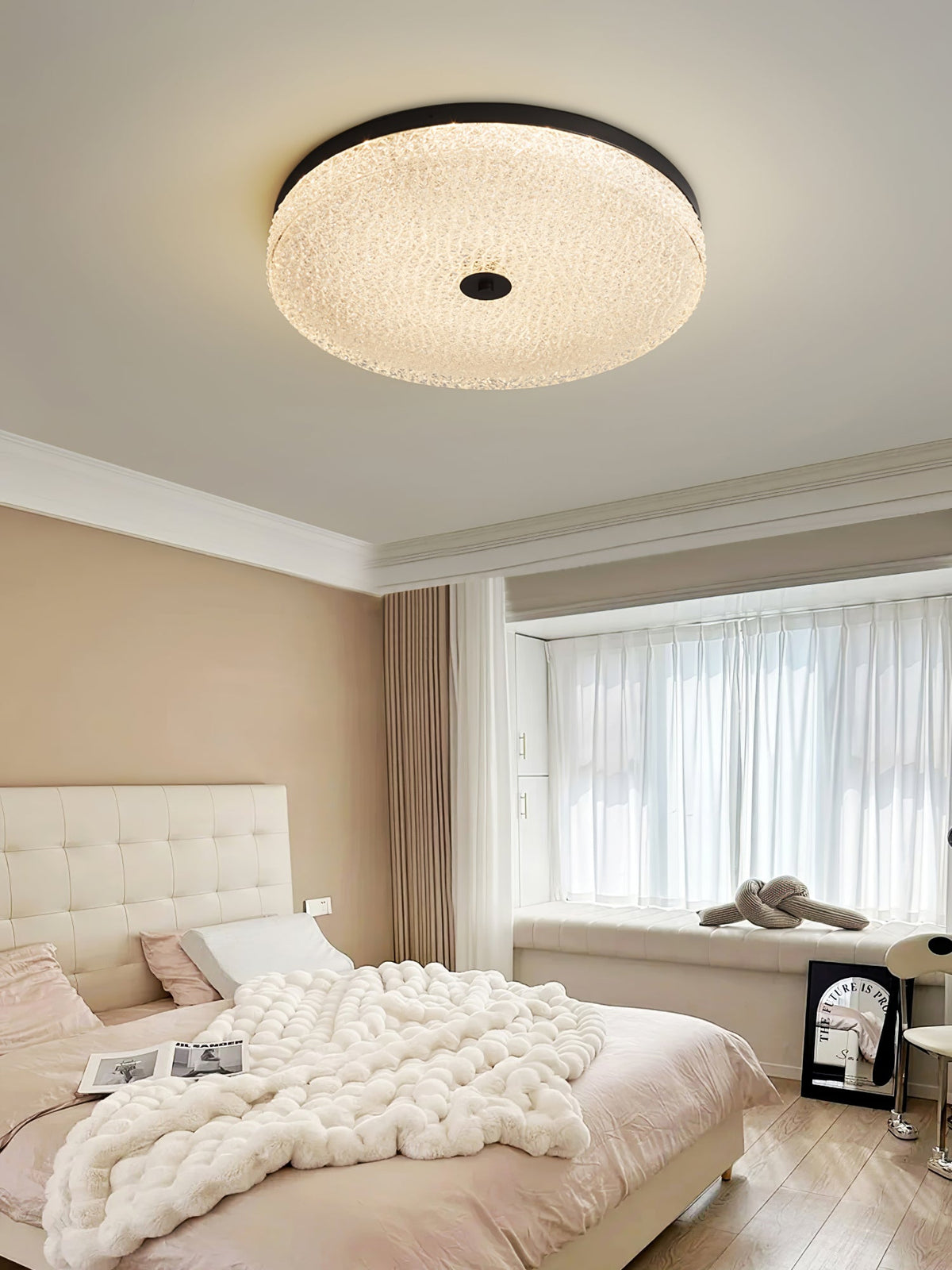 Celuelle loftslampe i matteret, tekstureret glas i minimalistisk, elegant stil