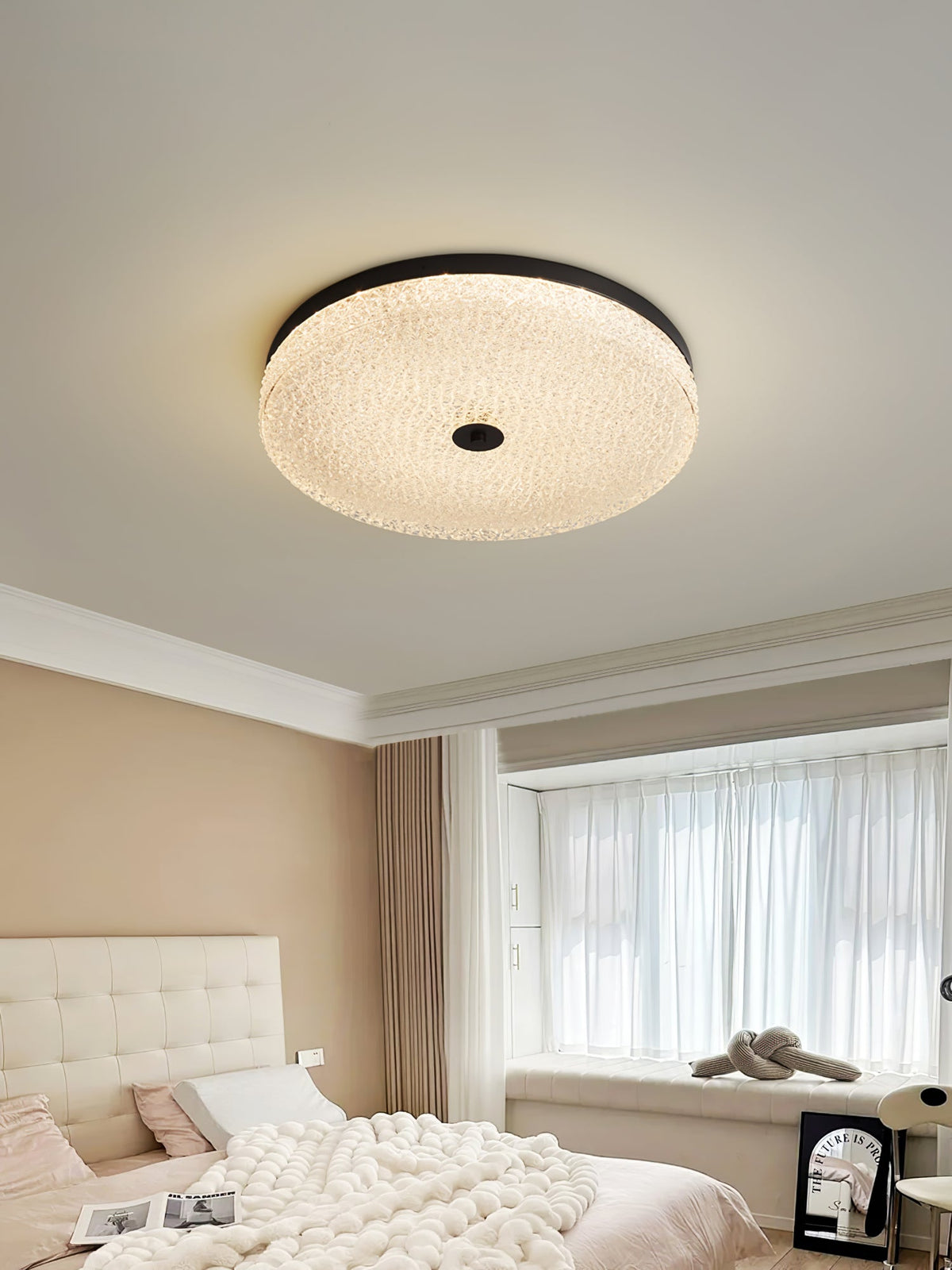 Celuelle loftslampe i matteret, tekstureret glas i minimalistisk, elegant stil