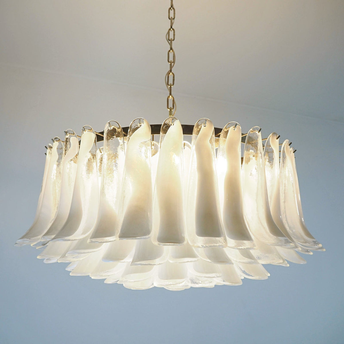Lustre Thalion elegante com pétalas brancas em vidro Murano
