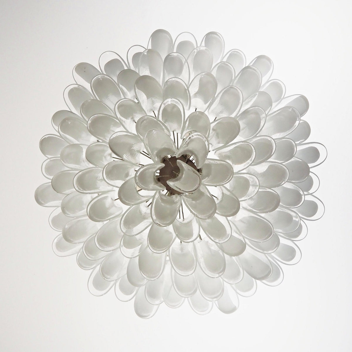 Lustre Thalion elegante com pétalas brancas em vidro Murano