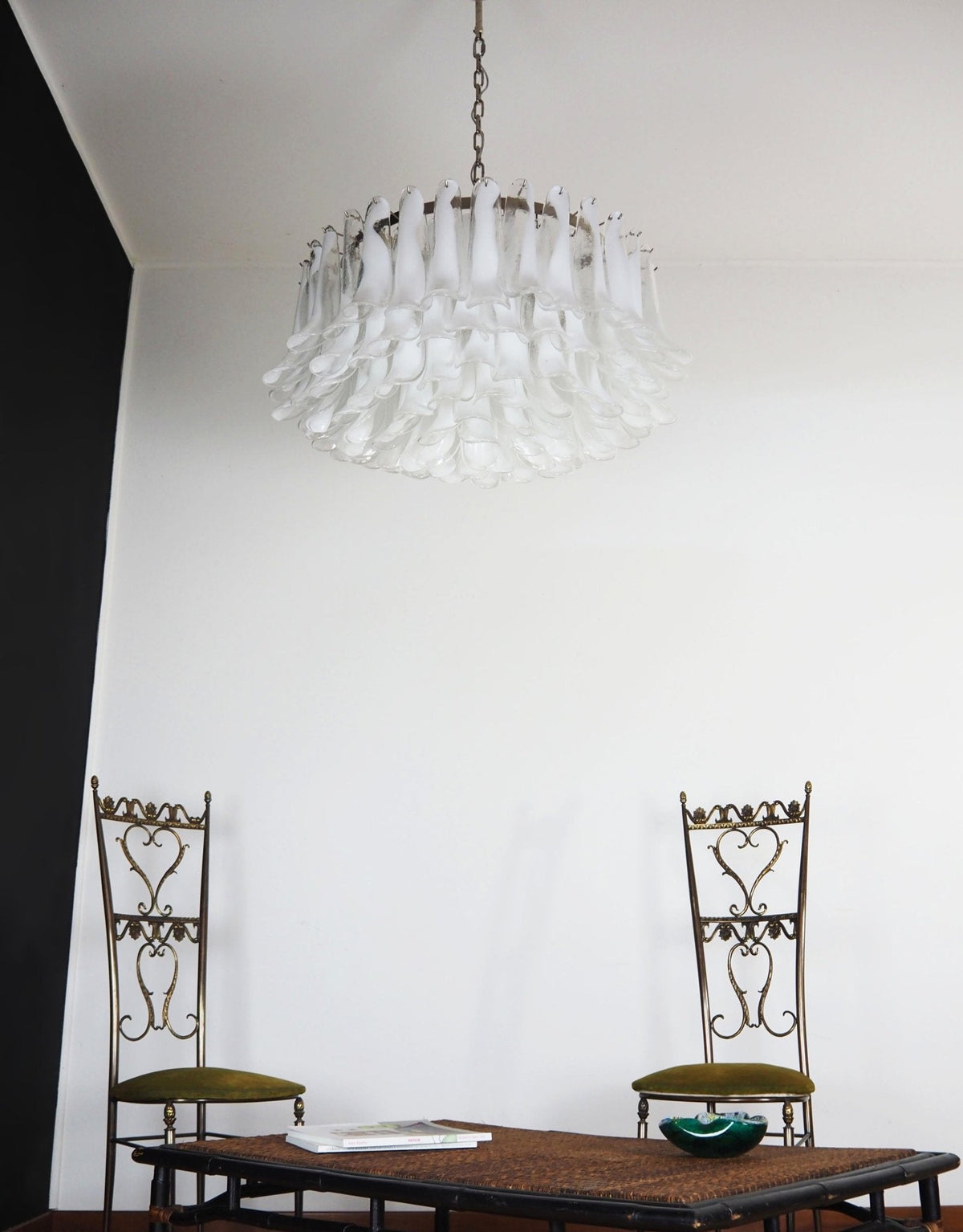 Lustre Thalion elegante com pétalas brancas em vidro Murano