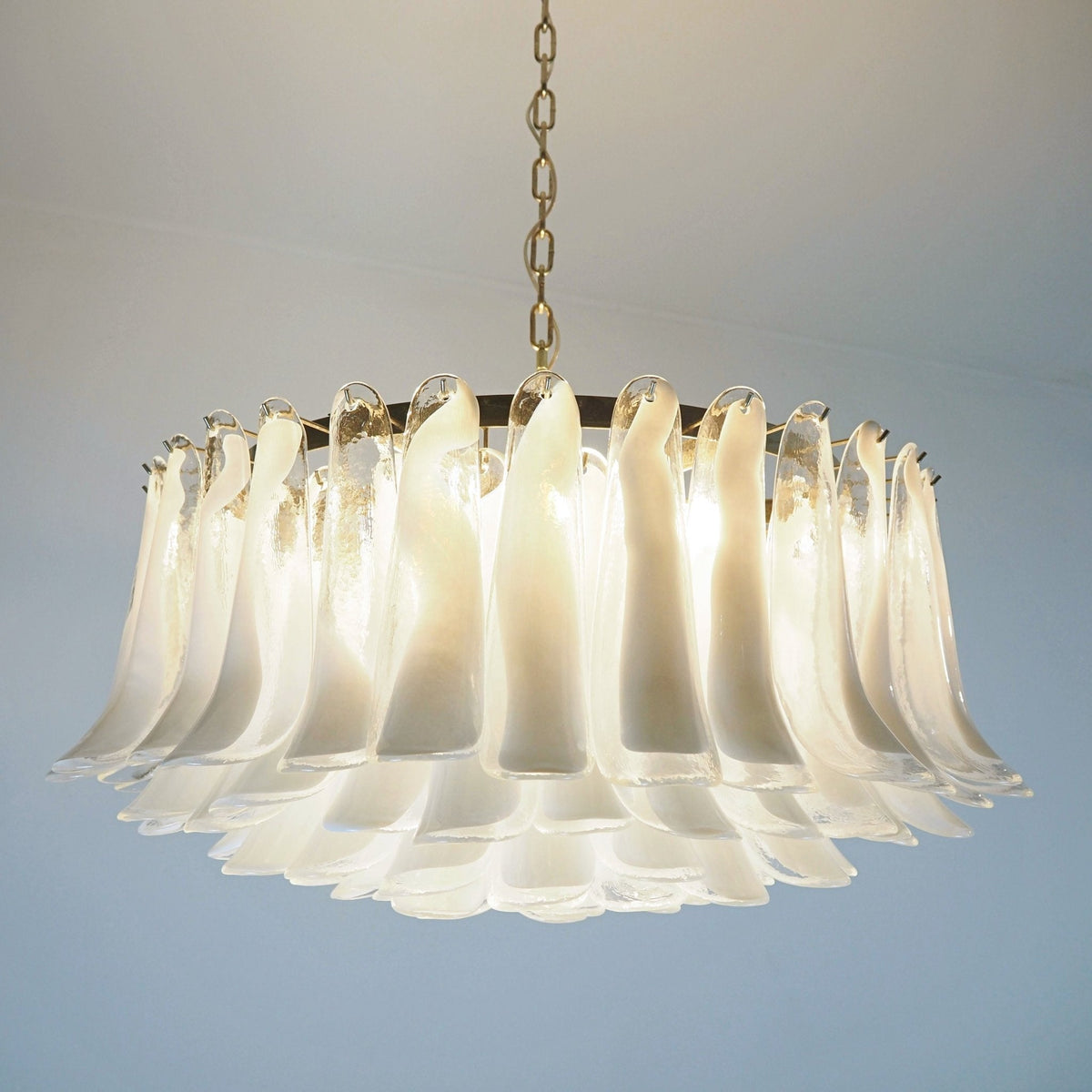 Lustre Thalion elegante com pétalas brancas em vidro Murano