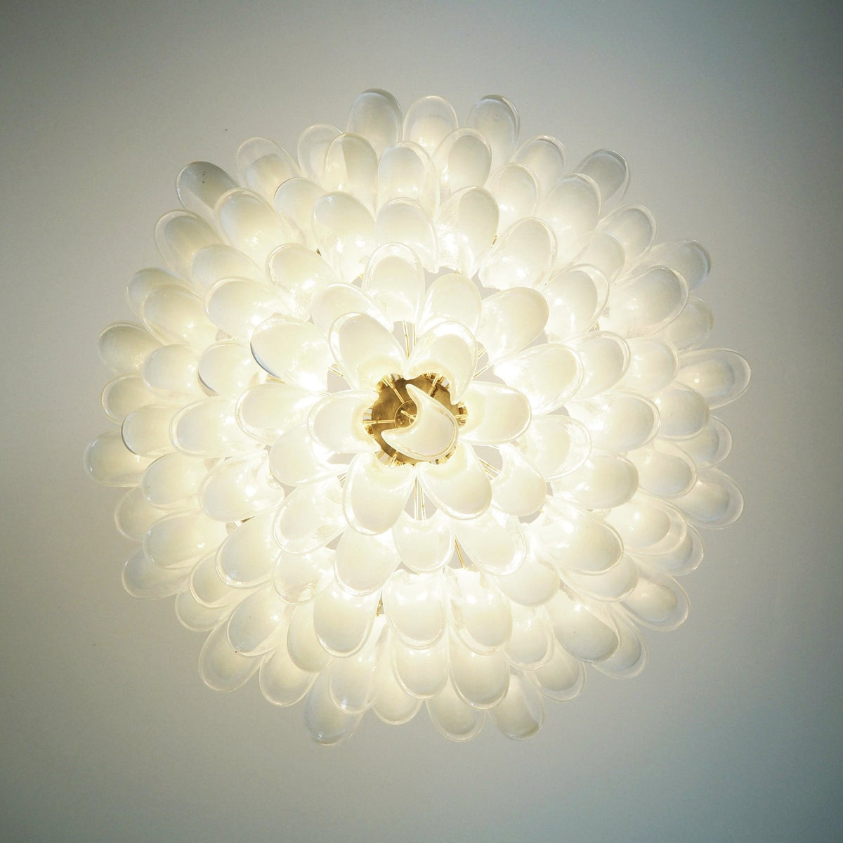 Lustre Thalion elegante com pétalas brancas em vidro Murano
