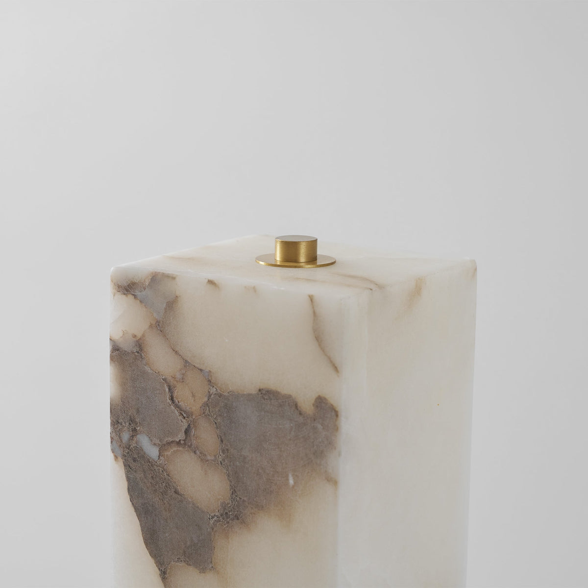Gulvlampe i frossen alabast