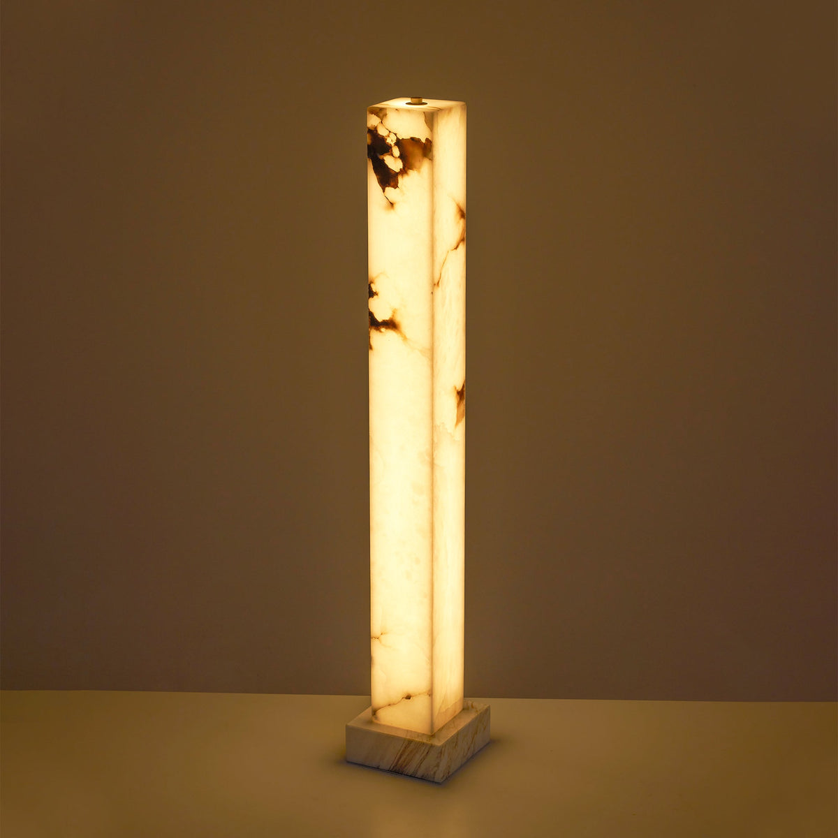 Gulvlampe i frossen alabast