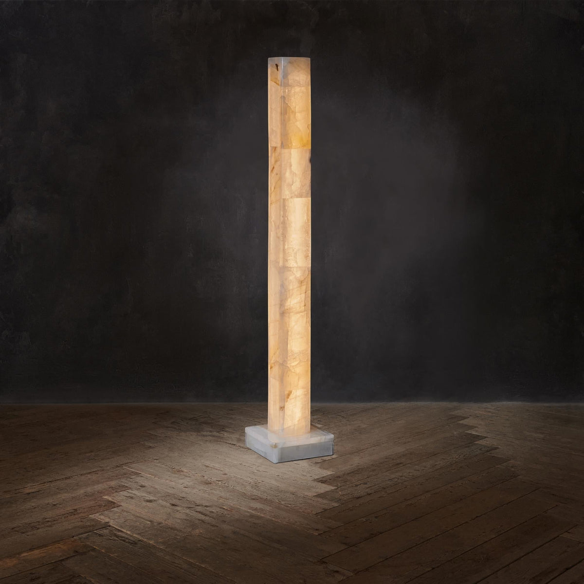 Gulvlampe i frossen alabast