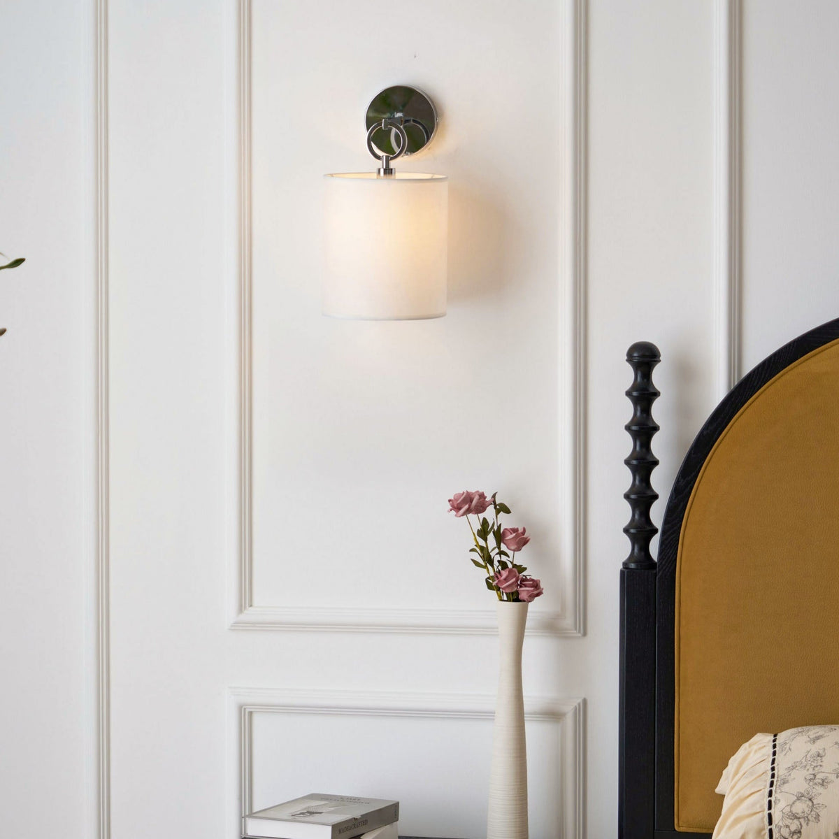 Iris væglampe i landlig stil med cylindrisk stofskærm