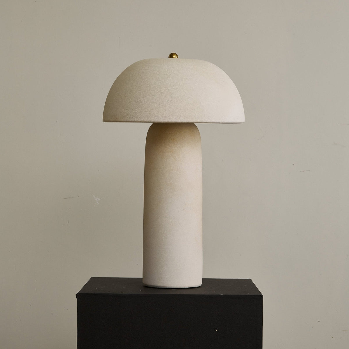 Brolen minimalistisk bordslampa i keramik