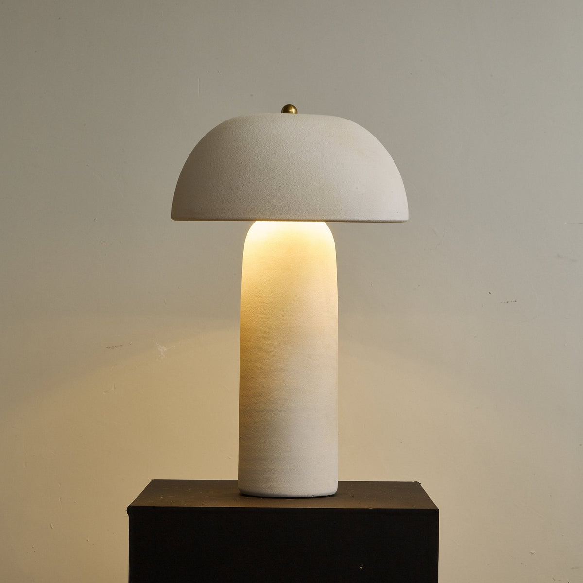 Brolen minimalistisk bordslampa i keramik
