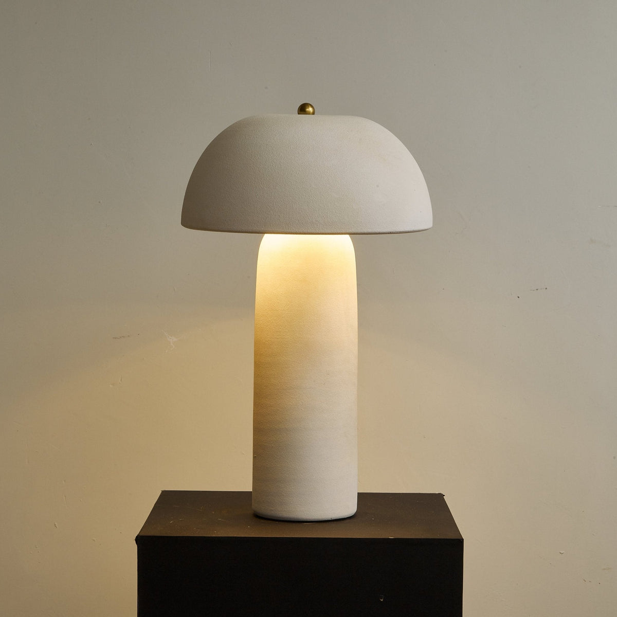 Brolen minimalistisk bordslampa i keramik