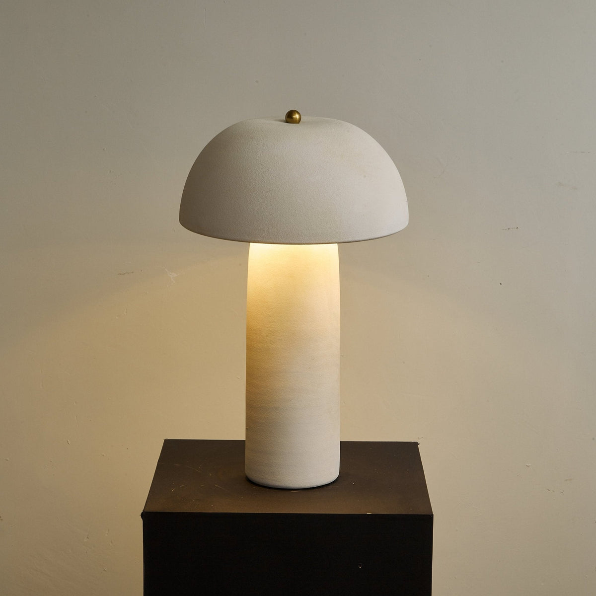 Brolen minimalistisk bordslampa i keramik