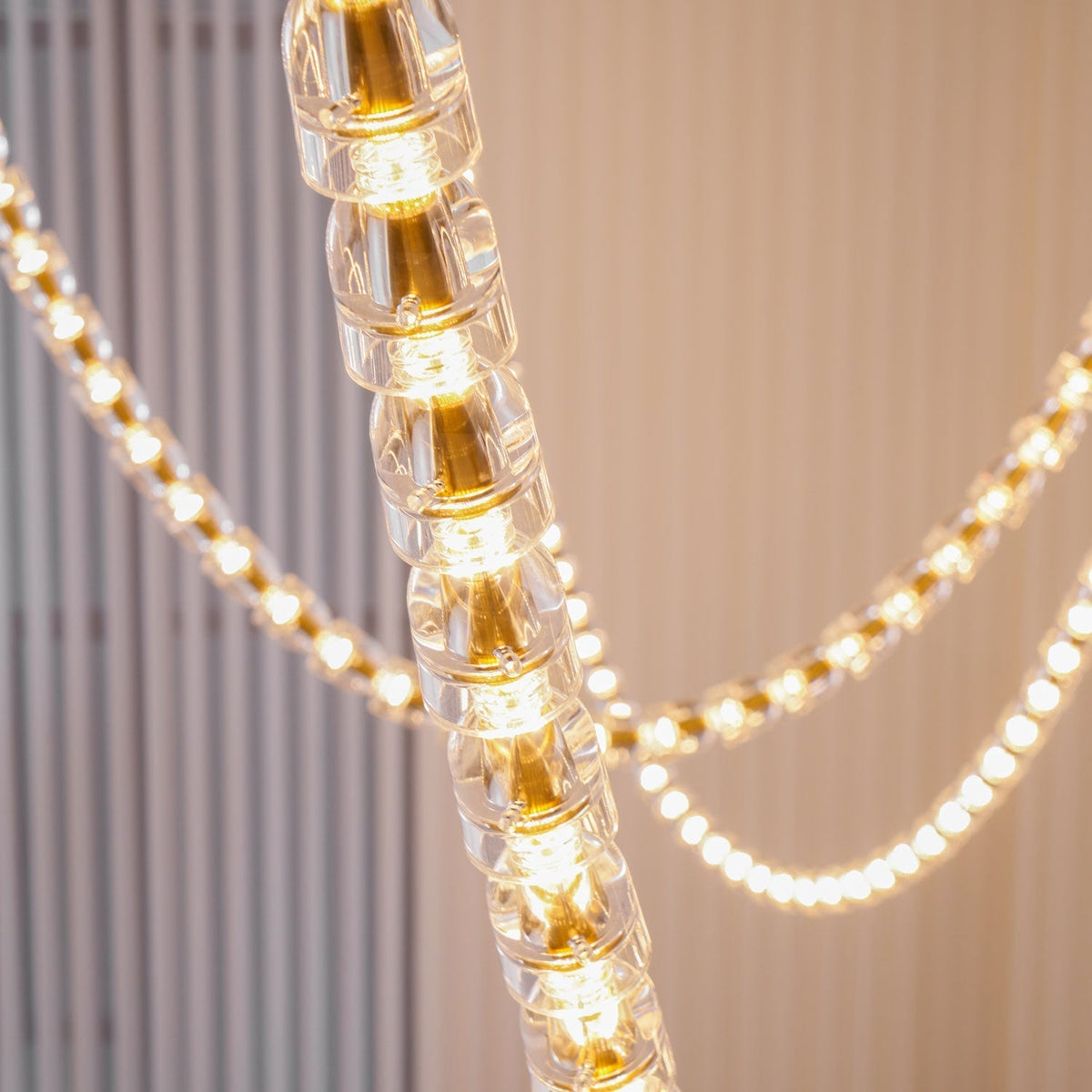 Elyisaine kristallkrona i guld med 3 LED-linjer