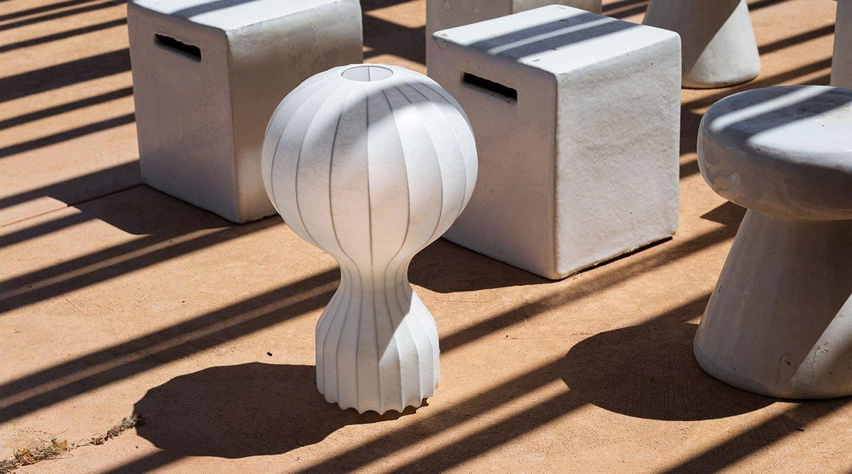 Lirove skulptural bordslampa i stål