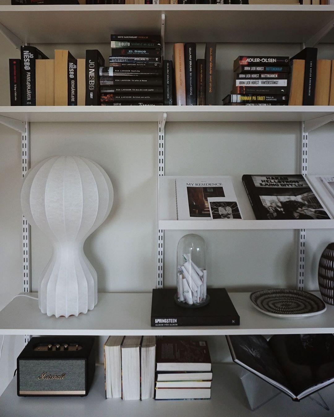 Lirove skulptural bordslampa i stål
