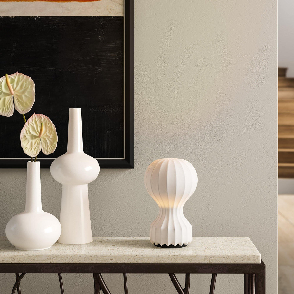 Lirove skulptural bordslampa i stål