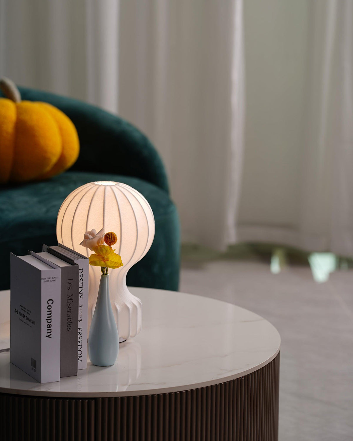 Lirove skulptural bordslampa i stål