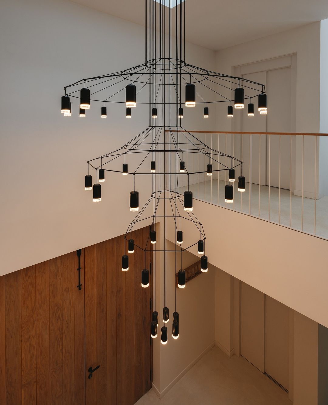 Elaalora geometrinen musta LED-riippuvalaisin metallilangasta