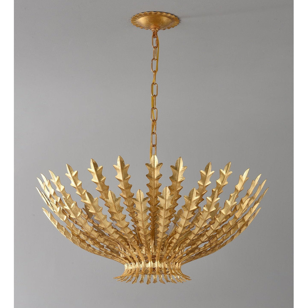 Candeeiro de lustre luxuoso Lumuira com acabamento dourado e folhas de acanto