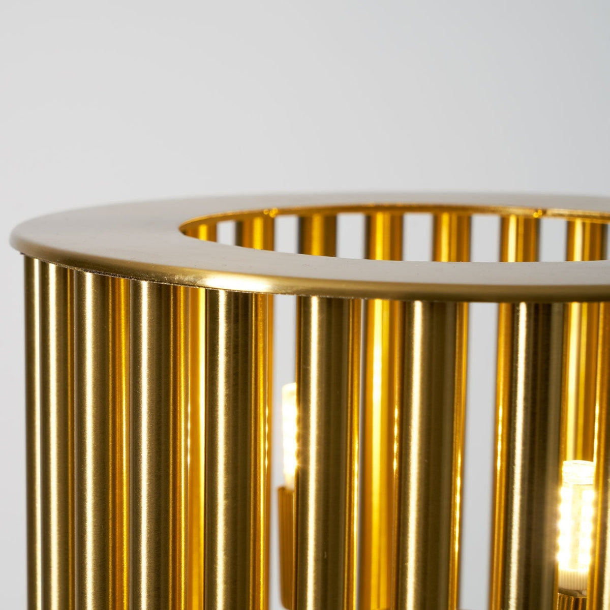 Elios Forgyldt bordlampe med burdesign
