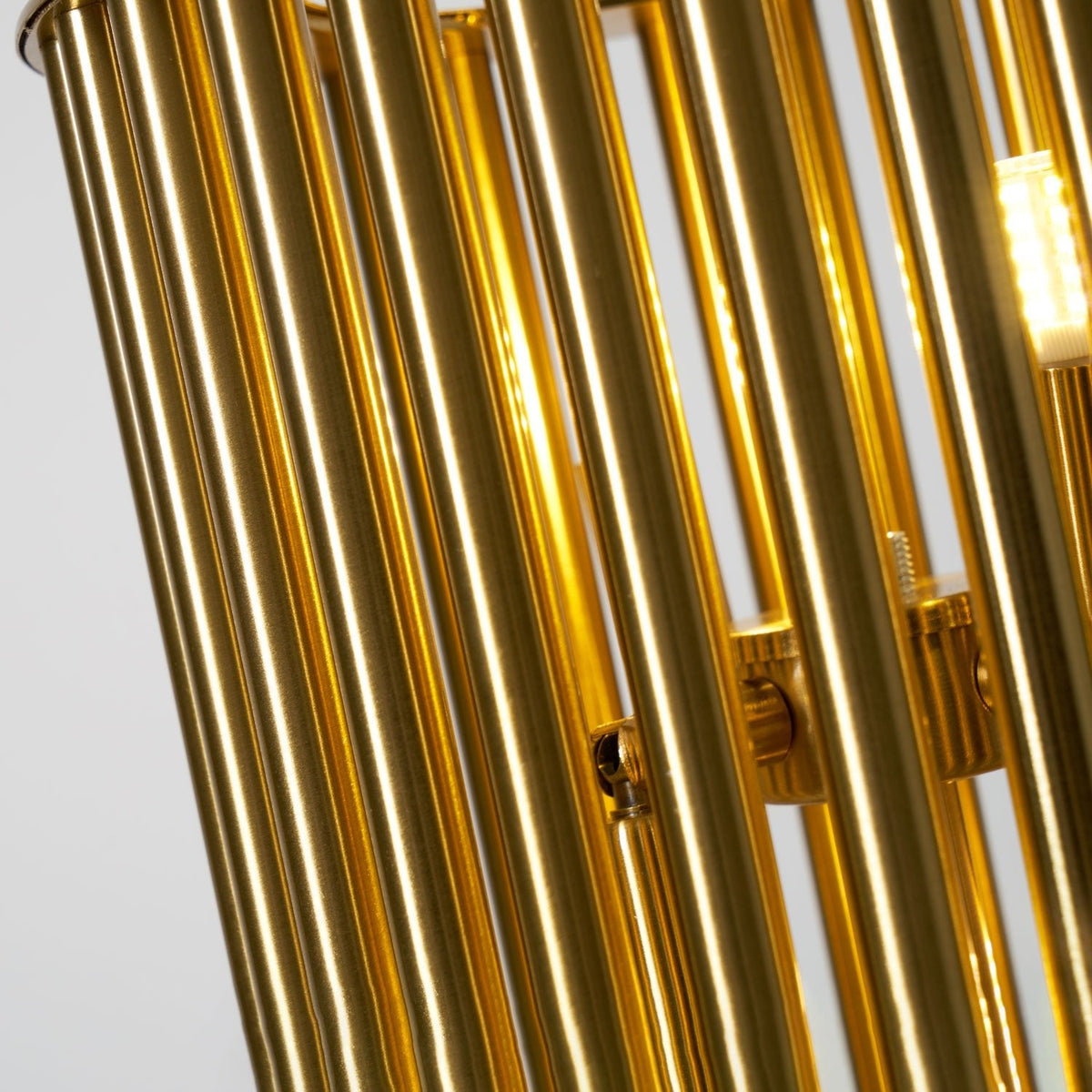Elios Forgyldt bordlampe med burdesign