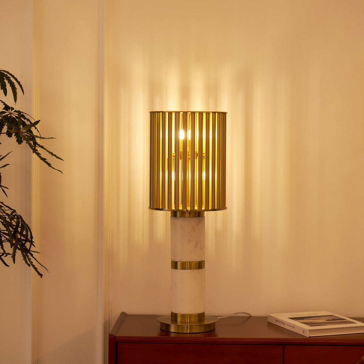 Elios Forgyldt bordlampe med burdesign