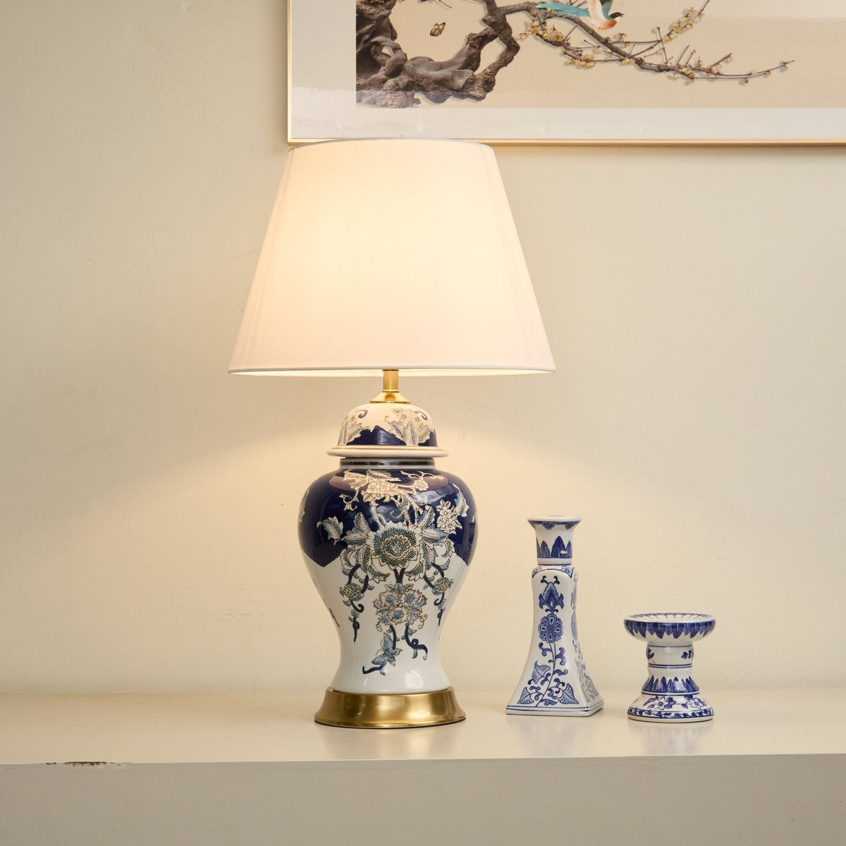 Montreval bordslampa med accentdetaljer