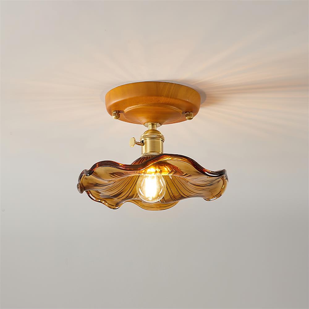 Loftlampe med baldakin i træ og skærm i messing og glas, vintageblomster, landlig stil