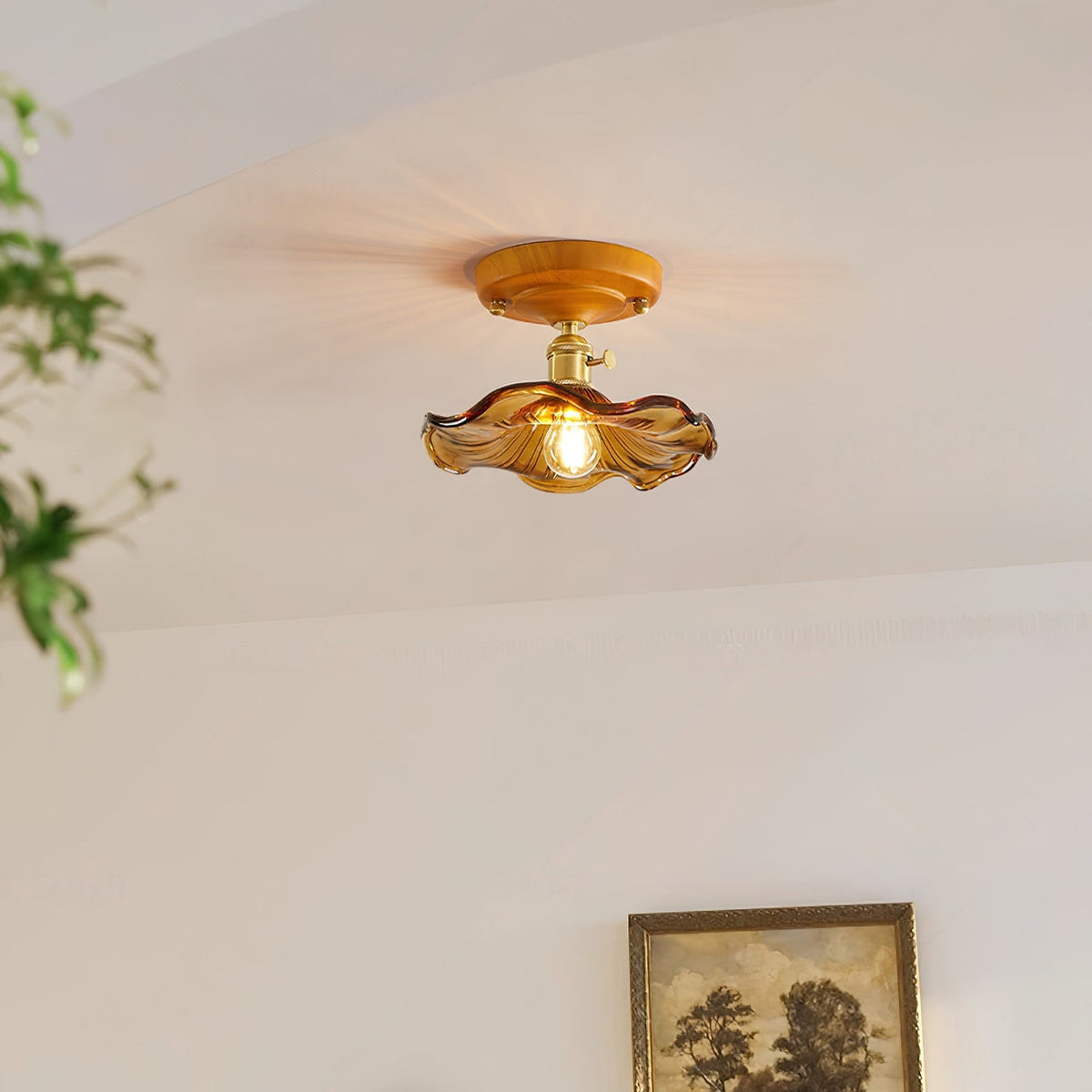 Loftlampe med baldakin i træ og skærm i messing og glas, vintageblomster, landlig stil