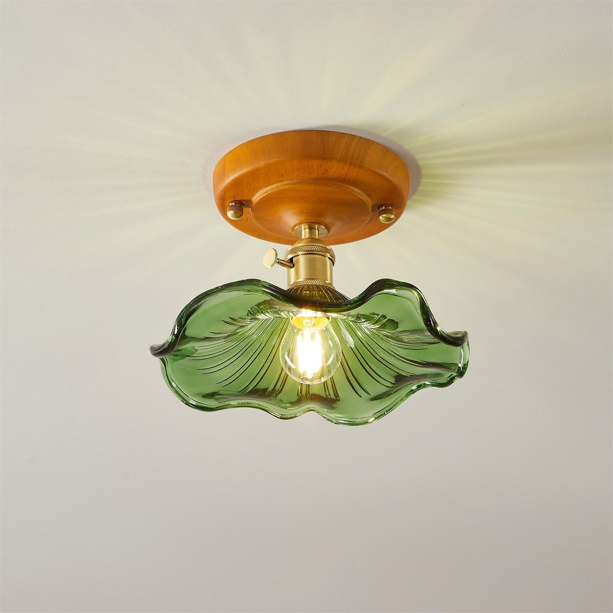Loftlampe med baldakin i træ og skærm i messing og glas, vintageblomster, landlig stil