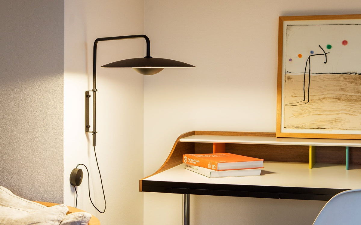Abnormal klassisk modern minimalistisk vägglampa med stickkontakt