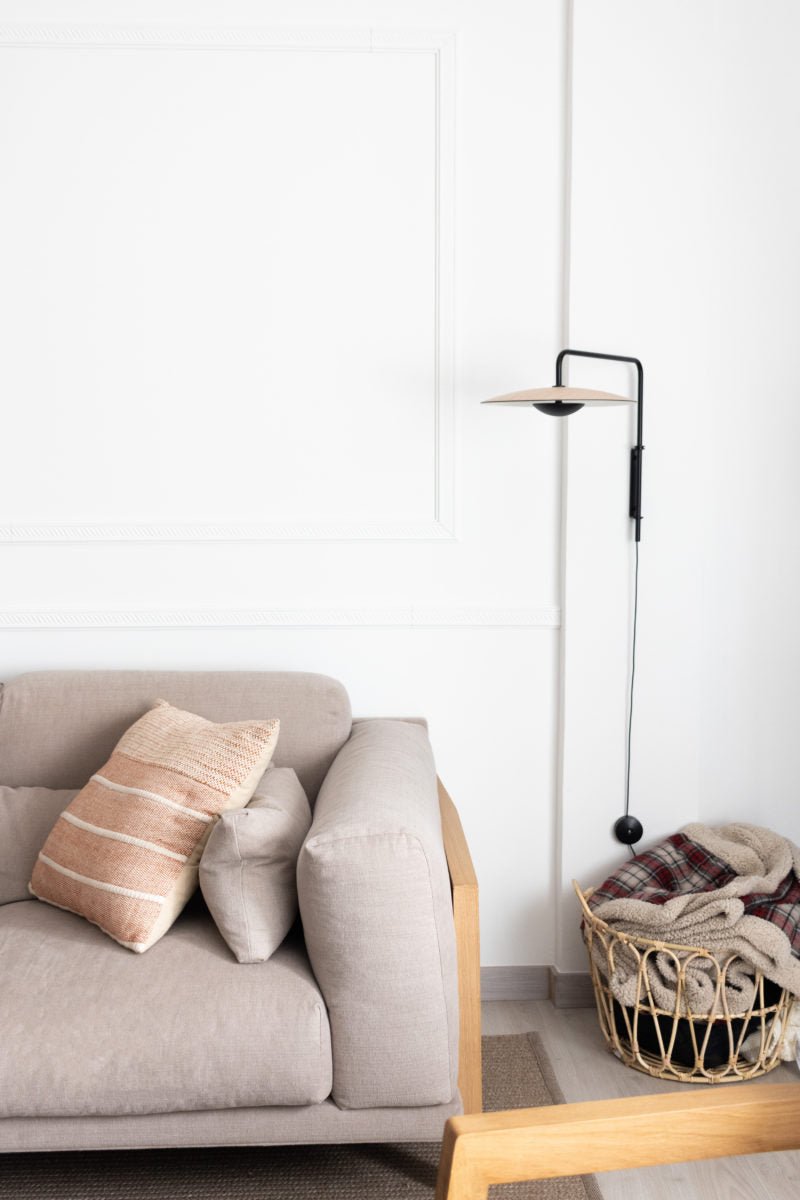 Abnormal klassisk modern minimalistisk vägglampa med stickkontakt