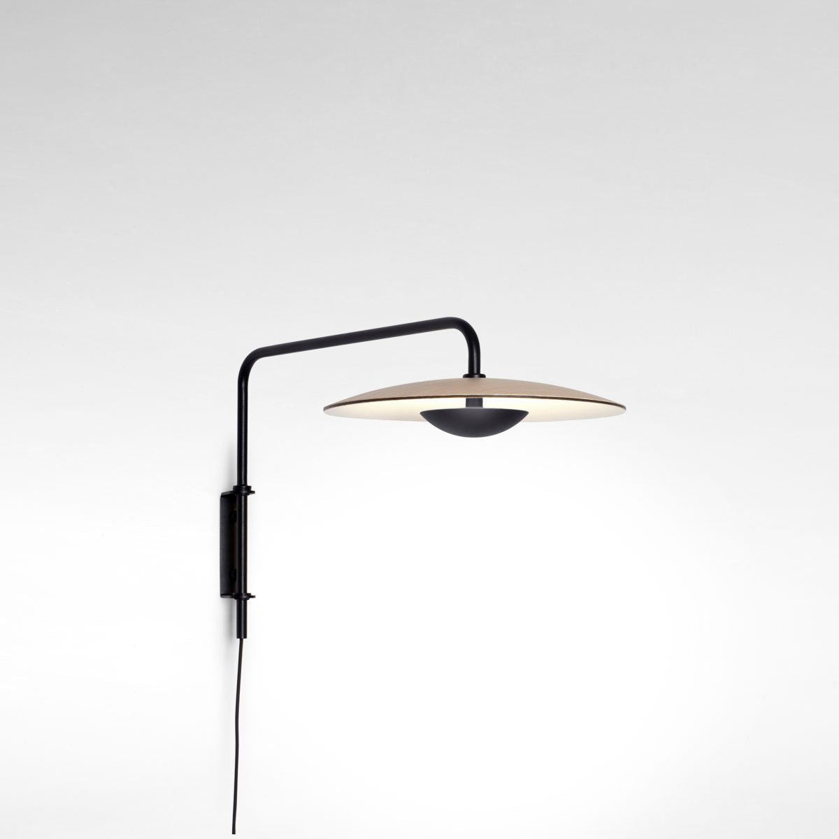 Abnormal klassisk modern minimalistisk vägglampa med stickkontakt