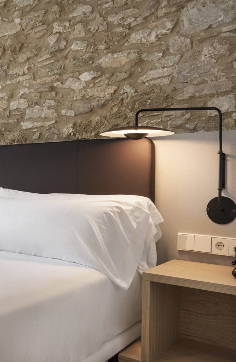 Abnormal klassisk modern minimalistisk vägglampa med stickkontakt